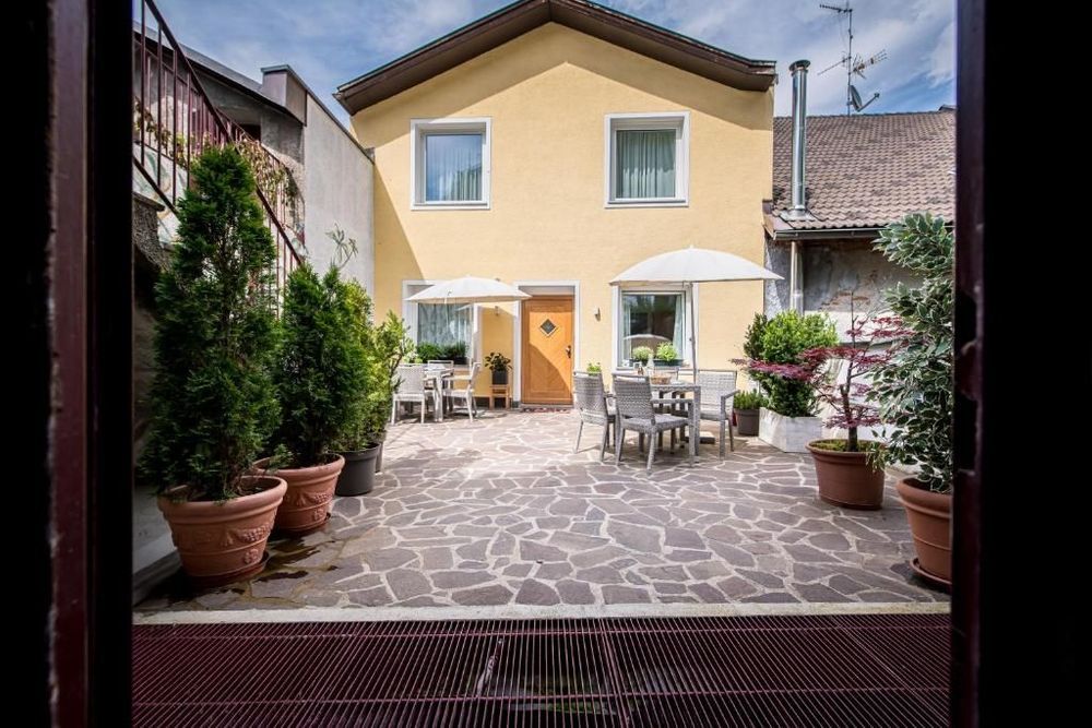 Am Schloss Guest House