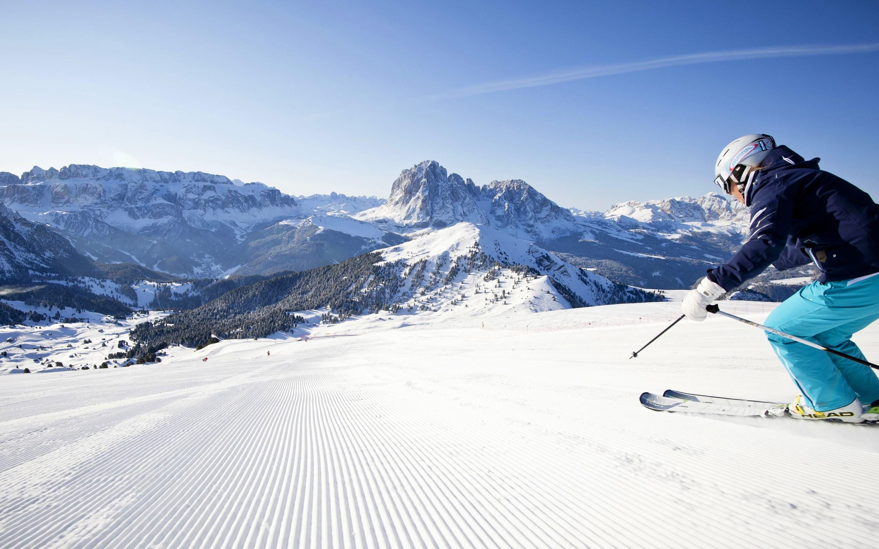 Ski group lessons vs. private lessons: what’s better for beginners?
